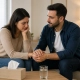 Kanepede el ele oturan çift, tedavi sürecinde birbirine destek oluyor
